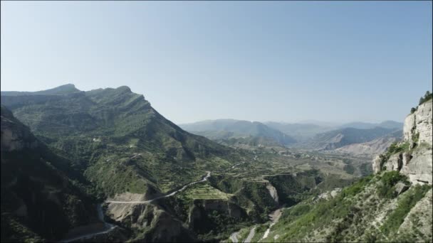 Imponerande alpina landskap med vilda orörda berg gröna sluttningar på blå himmel bakgrund. Börja. Sommarnatur i republiken Dagestan, Ryssland. — Stockvideo