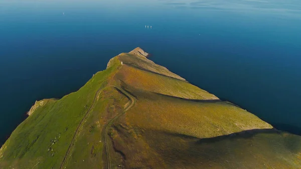 Πάνω άποψη του όμορφου θαλάσσιου ακρωτηρίου με σπίτια στην κορυφή. Πυροβολήθηκε. Εκπληκτική πράσινη κάπα με κτήμα στην κορυφή του βουνού. Τοπίο του Πράσινου Ακρωτηρίου στο φόντο της γαλάζιας θάλασσας — Φωτογραφία Αρχείου