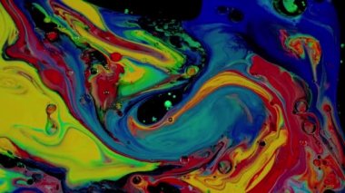 Suyun üzerinde güzel renkli renkler. Görüntü. Kalın renkli renkler su yüzeyinde karıştırılır. Suyun üzerindeki renkli çizgiler sanatı