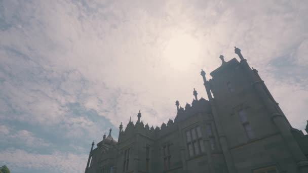 Dolní pohled na středověký hrad. Akce. Velký kamenný hrad na pozadí slunné oblohy. Krásný středověký hrad, který byl zachován do naší doby — Stock video