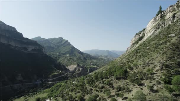 Indrukwekkende alpine landschap met wilde ongerepte berg groene hellingen op blauwe hemel achtergrond. Actie. Zomer natuur in de republiek Dagestan, Rusland. — Stockvideo