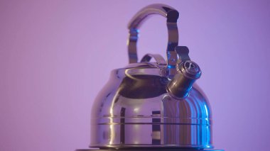 İzole edilmiş arka planda metal çaydanlık. Başla. Kaynar su için güzel, parlak bir çaydanlık. Ocaktaki kaynar su için metal su ısıtıcısı.