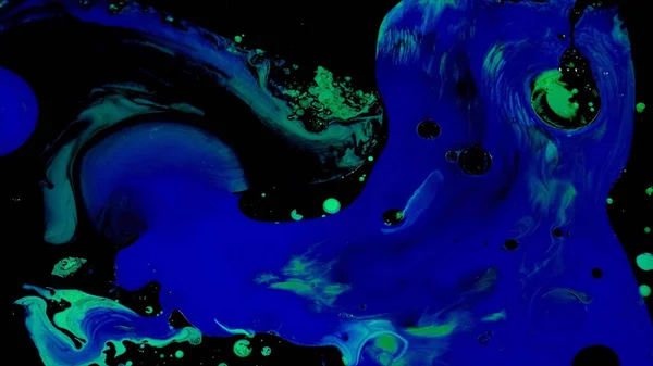 Arte fluido en el agua. Filmación. Hermosas rayas de colores con tonos de neón. Los colores se mezclan en patrones en la superficie del agua —  Fotos de Stock