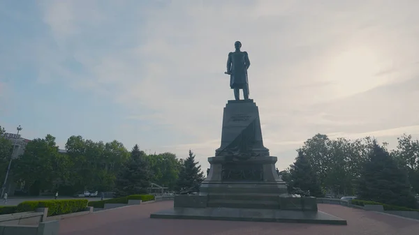 Statue de l'homme debout sur un piédestal. L'action. Monument noir à l'homme actif dans le parc. Monument à l'homme debout sur la place avec parc — Photo