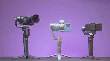 Rusya, MOSCOW - 29 Temmuz 2021 Kameralar ve telefonlar için dengeleyiciler. Başla. Kamera ve telefonla çekim yapmak için yeni bir profesyonel sistem. İzole edilmiş arkaplanda yeni nesil dengeleyiciler