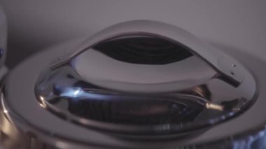 Metal çaydanlık. Başla. Tencere dibin kara seninki benden kara. Stylish Steel Kettle, kaynar su için. Yeni metal çaydanlığın parlak detayları