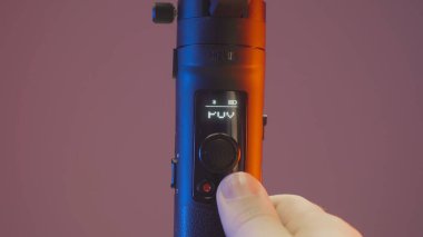 RUSSIA, MOSCOW - 29 Temmuz 2021: Dengeleyicinin ayarları ile yakın çekim. Başla. Kamera için dengeleyicide profesyonel ayarlar. Ayarları olan yeni elektronik dengeleyici modeli