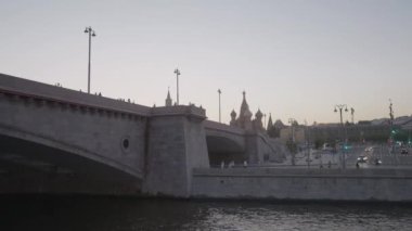 Kızıl Meydan 'ın arka planında köprü. Başla. Kremlins Kızıl Meydanı manzaralı bir köprü altında yüzüyor. Moskova 'da köprüsü ve kırmızı meydanı olan şehir manzarası