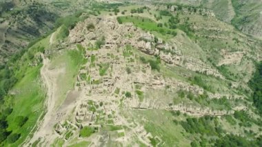 Dağın tepesindeki antik köy. Başla. Dağın tepesindeki mistik terk edilmiş yerleşim yerinin en üst görüntüsü. Dağda terk edilmiş taş evler
