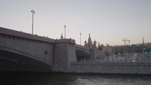 Ponte sullo sfondo della Piazza Rossa. Azione. Galleggiante sotto il ponte con vista sulla Piazza Rossa del Cremlino. Paesaggio urbano con ponte e piazza rossa a Mosca — Video Stock