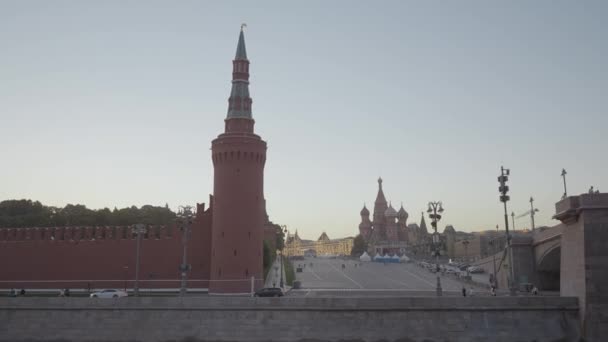 Puente sobre fondo de Plaza Roja. Acción. Flotando bajo el puente con vista a la Plaza Roja de Kremlins. Paisaje urbano con puente y plaza roja en Moscú — Vídeos de Stock