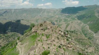 Kayalıkları ve ovaları olan güzel bir dağ vadisi. Başla. Değişik arazileri olan yeşil dağ manzarası. Yağmurlu gökyüzü ve güneşli güzel dağ manzarası