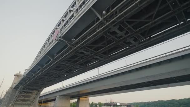 Navigazione sotto il ponte della città sul canale. Azione. Navigando in barca sotto un grande ponte sul canale della città. Ponti autostradali città sul canale — Video Stock