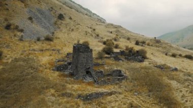 Dağlardaki eski şatonun kalıntıları. Başla. Dağlardaki eski yerleşim yerinin taş kalıntılarının en üst görüntüsü. Dağlardaki eski kaleden kalma taş kule.