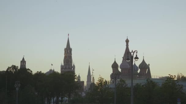 RUSSIA, MOSKW - 15 sierpnia 2021 r.: Wieczorem widok na budynki Kremla. Akcja. Piękne budynki na Placu Czerwonym w Moskwie. Bazylika św. Bazyliki i Wieża Spasska na horyzoncie wieczorem — Wideo stockowe