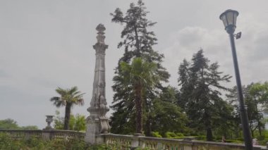 Güneydeki parkta tarihi bir sütun. Başla. Taştan yapılmış eski anıt sütunları olan güzel bir park. Kırım 'daki anıt parktaki taş sütun