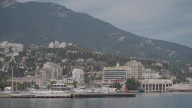 Deniz kıyısındaki modern turizm şehri. Başla. Su kıyısının yakınındaki lüks otellerin güzel manzarası. Dağ kıyısındaki lüks turistik şehir