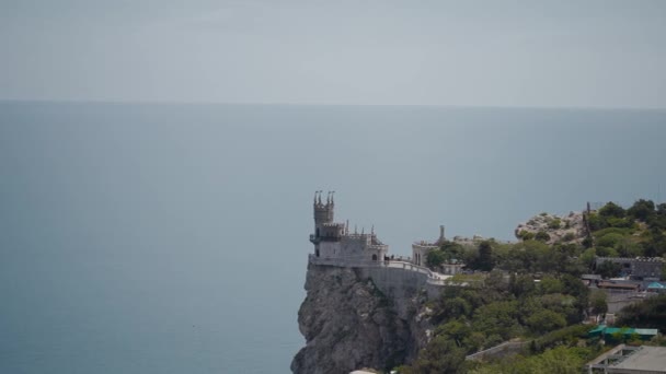 Castello sul bordo di scogliera rocciosa dal mare. Azione. Bellissimo castello sul bordo della scogliera del mare. Paesaggio favoloso con castello sul bordo della scogliera del mare — Video Stock