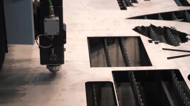 Presentation av industriell utrustning på den tekniska utställningen. HDR. Laser metall skärmaskin skapar ett hjärtformat hål på en platt plåt av metall stål material. — Stockvideo