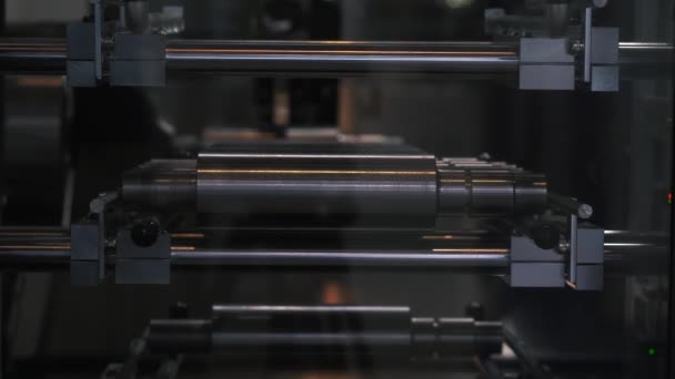 Sluiten van stalen zuigers van een industriële machine. HDR. Inzicht in een moderne technologische installatie van een industrieel mechanisme. — Stockvideo