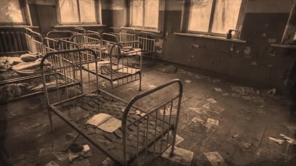 Vista interior de una antigua habitación abandonada con marcos de cama retro de metal. Moción. Jardín de infancia en ruinas con efecto sepia vintage. — Vídeo de stock