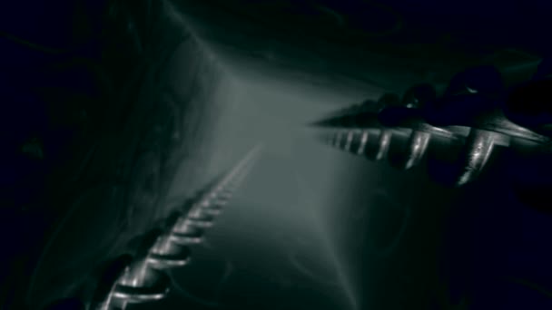 Widok wewnątrz przerażającej abstrakcyjnej windy z ruchomymi grubymi łańcuchami, płynna pętla. - Wniosek. Widok z góry ciemnego tunelu szybu windy. — Wideo stockowe