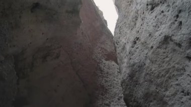 Kayalıklarda dar bir geçit. Başla. Dağlardaki kayalar arasındaki dar geçit. Dağ kayaların arasından geçer. Dağlardaki korkutucu ve tehlikeli dar geçitler.