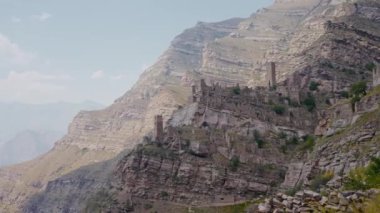 Dağlardaki muhteşem taş şehir manzarası. Başla. Dağlardaki kayaların üzerindeki antik taş şehir. Dağlarda terk edilmiş taş şehir