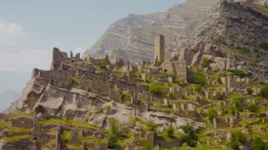 Güneşli bir günde kayalıklardaki antik şehrin kalıntıları. Başla. Dağlarda taş şehir. Dağ vadisinde tarihi taş şehir
