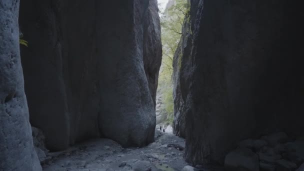 Narrow gorge in rocks. Action. Narrow passage between rocks in mountains. Mountain passes through rocks. Frightening and dangerous narrow gorges in mountains — Stock Video