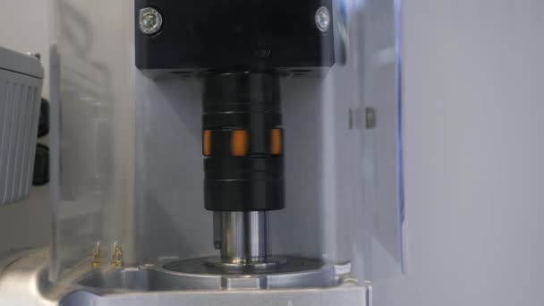 Teknisk bakgrund med en del av en snabb roterande mekanism. HDR. Närbild av spinning metallrör av en automatisk maskin på fabriken. — Stockvideo