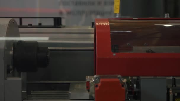 Processen med en industriel ny maskine samling indendørs på et værksted. HDR. Lukning af mekanismen samling på fabrikken. – Stock-video