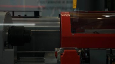 Bir atölyede endüstriyel yeni bir makine montajı. HDR. Fabrikadaki mekanizmayı kapat..