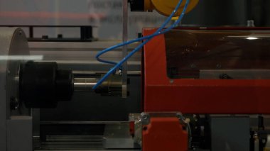 Bir atölyede endüstriyel yeni bir makine montajı. HDR. Fabrikadaki mekanizmayı kapat..