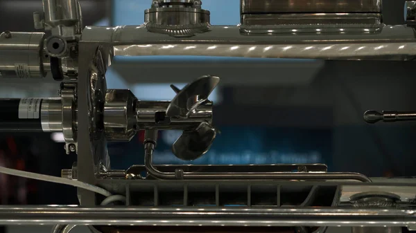 Close-up de um metal de aço nova hélice girando rápido, fundo industrial. HDR. Vista dentro de uma oficina de fábrica, conceito de maquinaria pesada. — Fotografia de Stock
