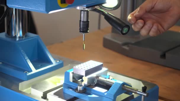 ハードウェア技術の展示会で金属切削機械。HDR。金属板の中に丸い形の穴を作る近代的な機械の閉鎖. — ストック動画