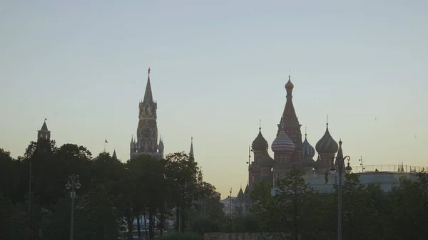 RUSSIA, MOSCOW - AUGUST 15, 2021: Gebouwen van het Kremlin aan de horizon in de avond. Actie. Prachtige gebouwen op het Rode Plein in Moskou. St. Basilius kathedraal en Spasskaya Tower aan de horizon in de avond — Stockfoto