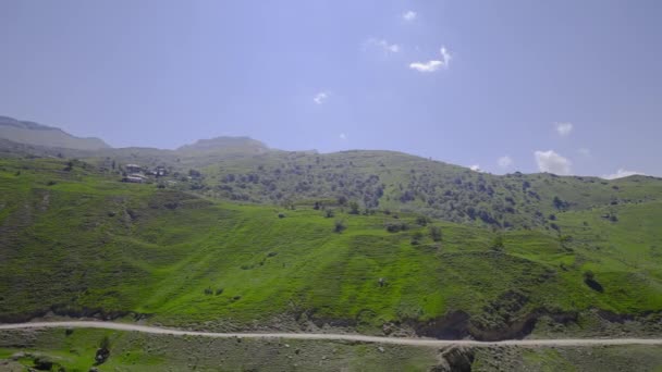 Vackra bergslandskap med sommar grönska på solig dag. Börja. pittoreska gröna berg på bakgrunden av blå himmel med vita moln. Fantastiska bergslandskap på sommaren — Stockvideo