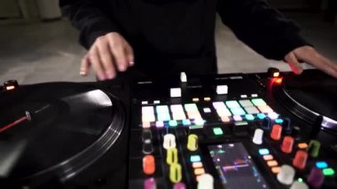DJ 'in iş yerini kapatın, karıştırın, döndürün ve pikabı tırmalayın. - Sanat. Tekno elektro müzik yapmak için profesyonel ekipman ayrıntıları.