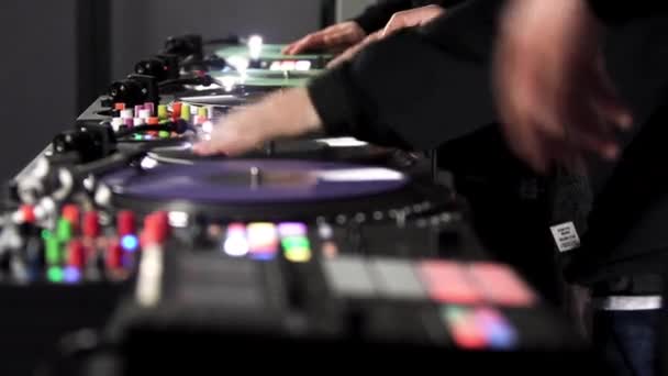 Menutup tiga orang DJ yang memainkan musik pesta elektronik pada pemutar usb vinyl cd di studio. Seni. Tampilan samping tangan laki-laki dan mixer pengendali turntable. — Stok Video