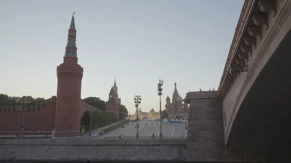 Brug op de achtergrond van Red Square. Actie. Drijvend onder de brug met uitzicht op het Rode Plein van het Kremlins. Stedelijk landschap met brug en rood plein in Moskou — Stockfoto