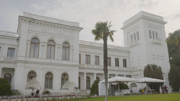 Fachada del Palacio de Livadia en Crimea. Acción. Hermosa fachada de antiguo edificio blanco con columnas de estilo europeo. Antiguo palacio turístico en la Crimea — Foto de Stock