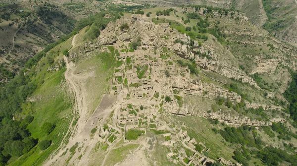Dağın tepesindeki antik köy. Başla. Dağın tepesindeki mistik terk edilmiş yerleşim yerinin en üst görüntüsü. Dağda terk edilmiş taş evler — Stok fotoğraf