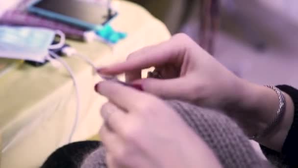 O desenhista da roupa manualmente tricotar uma camisola marrom. Arte. Close up de uma jovem mulher mãos tricô roupas de lã com agulhas rápido. — Vídeo de Stock