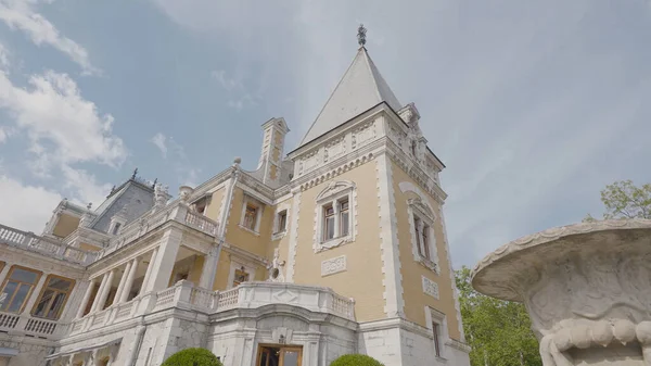 Ρωσικό Παλάτι Ευρωπαϊκό Στυλ Πάμε Όμορφες Λεπτομέρειες Της Πρόσοψης Του — Φωτογραφία Αρχείου