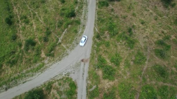 Dağlarda Kırsal Dar Bir Yolda Giden Beyaz Bir Yolcu Aracının — Stok video