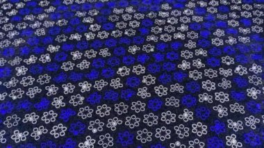 Tüm yüzeyi kaplayan soyut beyaz ve mavi dijital daireler ve simetrik bir şablon oluşturuyor. Animasyon. Koyu arkaplan üzerinde düz şekiller dönüştürülüyor, pürüzsüz döngü.