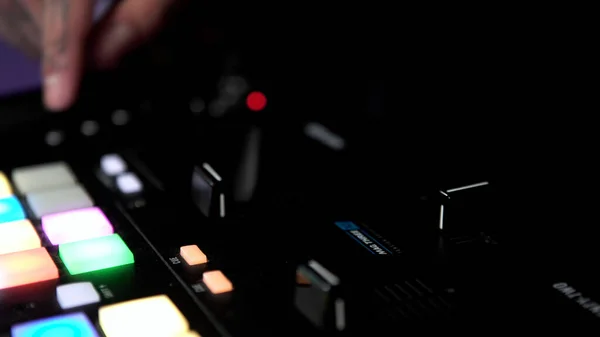 タトゥータッチボタンやスライダーでDJの手は、電子音楽を再生します。アート。パーティー、ナイトクラブ、テクノミュージックのコンセプト. — ストック写真