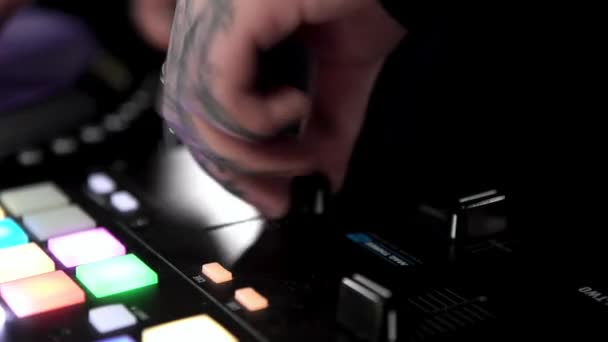 DJ ruce s tetováním stiskněte tlačítka a posuvníky, přehrávání elektronické hudby. Umění. Koncept party, nočního klubu a techno music. — Stock video