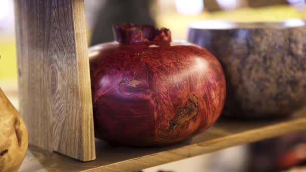 El primer plano del florero de madera hecho a mano en forma de granada en el taller. Art. Hermosos jarrones de madera hechos a mano en un estante. — Vídeo de stock